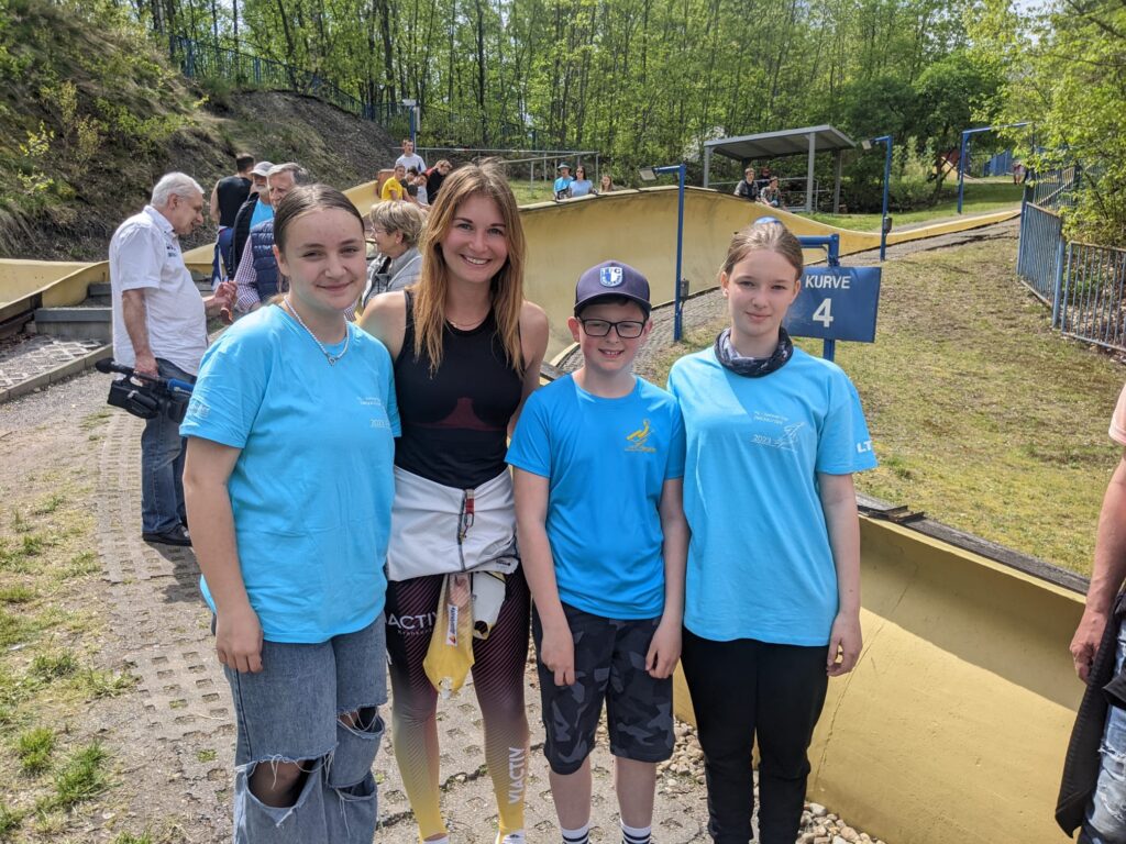 Leni, Lennox und Miria gemeinsam mit Julia Taubit, der mehrfachen Welcupsiegerin