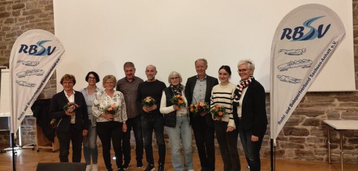 Das neue Präsidium des RBSV S-An. v.l. Dr. Karin Hüfner (Vizepräsidentin Rodel), Birgit Rother (Rodelverantw.), Dagmar Fuckert (Schatzmeisterin) Jens Eggert (Vizepräsident Bob), Thomas Schneider (Verantwortlicher für die Leistungszentren), Anett Vouilleme (Schriftführerin), Dr. Ronald Brachmann (Präsident), Leni Zieprich (Jugendwart) und Ehrengast Silke Renk -Lange (Foto: RBSV SV)